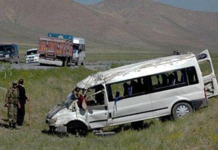В Шеки перевернулся автобус с туристами