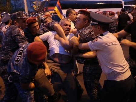 В ходе столкновений в центре Еревана ранены 40 полицейских