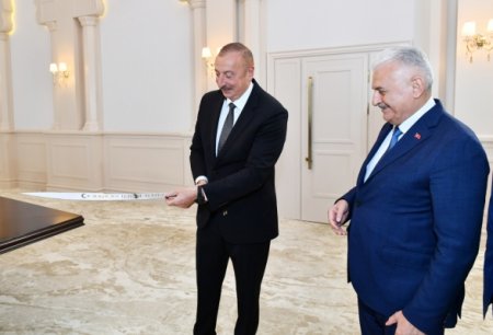Бинали Йылдырым подарил Ильхаму Алиеву копию меча султана Мехмеда
