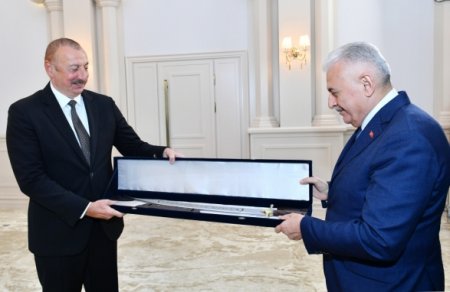 Бинали Йылдырым подарил Ильхаму Алиеву копию меча султана Мехмеда