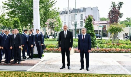 Президент Узбекистана подарил Ильхаму Алиеву рукопись Физули