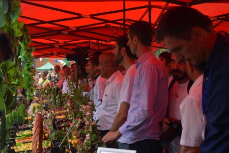 В Азербайджане впервые проходит фестиваль вишни и черешни