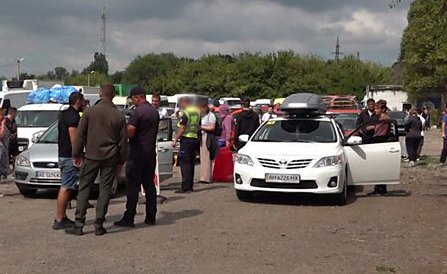 Возвращение в оккупацию: сотни украинцев стоят в очереди, чтобы уехать домой