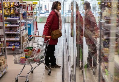 Жители Испании начали покупать меньше продуктов из-за инфляции в стране Жители Испании начали покупать меньше продуктов из-за инфляции в стране