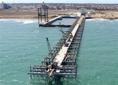 В Каспийском море строится большая эстакада