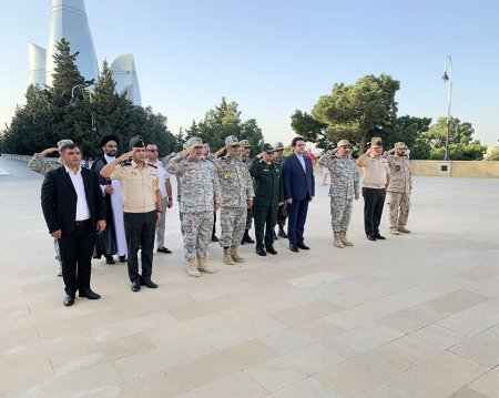 Иранская военная делегация посетила Аллею шехидов в Баку 