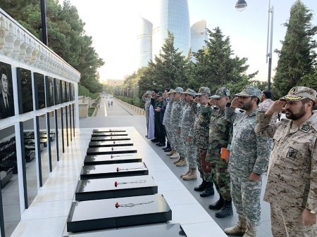 Иранская военная делегация посетила Аллею шехидов в Баку 