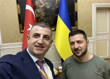 Зеленский наградил орденом Халука Байрактара