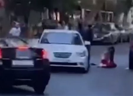 В Баку прямо на улице мужчина нанес 9 ударов ножом возлюбленной