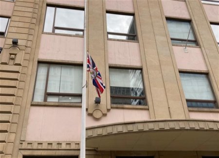 В связи с кончиной Елизаветы II в посольстве Великобритании в Баку приспущен государственный флаг и открыта траурная книга 