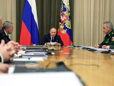 В Кремле сообщили о переносе сочинских совещаний Путина с военными