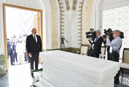 Ильхам Алиев почтил память Ислама Каримова