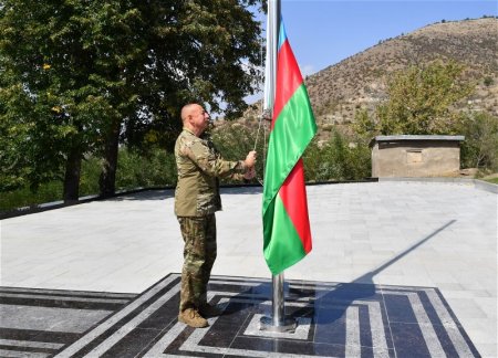Президент Ильхам Алиев поднял флаг Азербайджана в городе Лачин