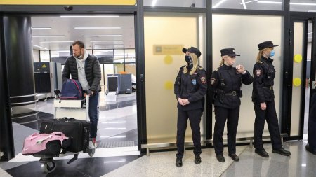 В российских аэропортах начали допрашивать мужчин