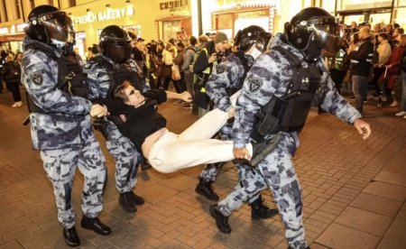 Задержанным на протестах против мобилизации в России вручали повестки в военкомат