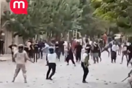 Иранские протестующие сражаются со спецназом 