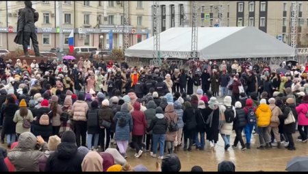 В Якутии протестующие женщины окружили полицейских