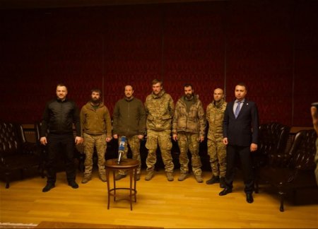 Освобожденные из плена командиры «Азова» проходят медосмотр в Турции