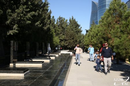 Азербайджанский народ с глубоким уважением чтит память шехидов Отечественной войны