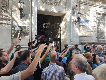 Сегодня перед посольством Исламской Республики Иран в Баку прошла санкционированная акция солидарности с протестным движением в Иране.