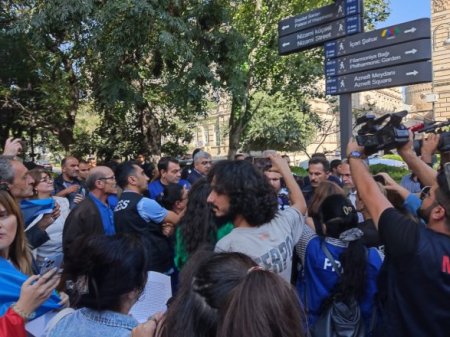 Сегодня перед посольством Исламской Республики Иран в Баку прошла санкционированная акция солидарности с протестным движением в Иране.