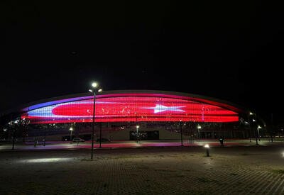 Бакинский Дворец водных видов спорта окрасился в цвета турецкого флага 