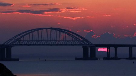 В Керчи произошел пожар на Крымском мосту