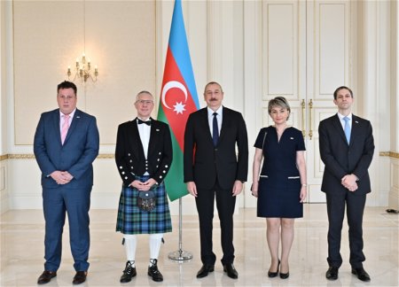 Ильхам Алиев принял верительные грамоты новоназначенного посла Великобритании в Азербайджане