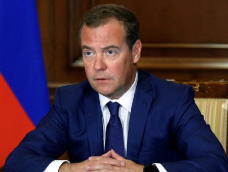 Медведев: Ясно, почему Макрон говорит о любви к Армении