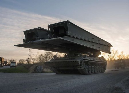 Германия передала Украине 16 танковых мостоукладчиков
