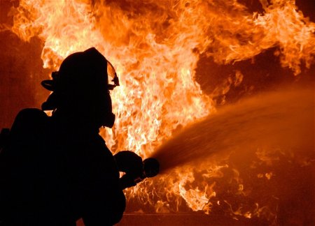 В Баку произошел пожар на нескольких торговых объектах