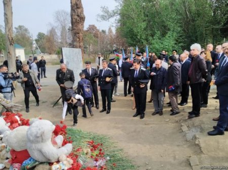 Иностранные дипломаты посетили мемориал жертвам обстрелов Гянджи