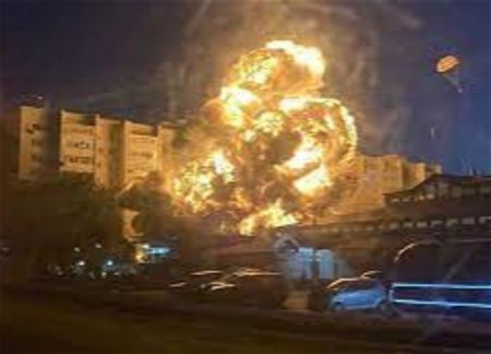 Военный самолет упал на жилой дом в РФ