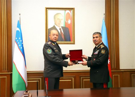 Состоялась встреча министров обороны Азербайджана и Узбекистана 