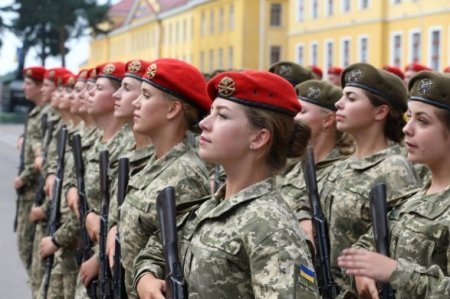 Украинки смогут добровольно стать на воинский учет