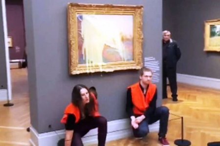 Экоактивисты плеснули картофельным пюре на картину Моне