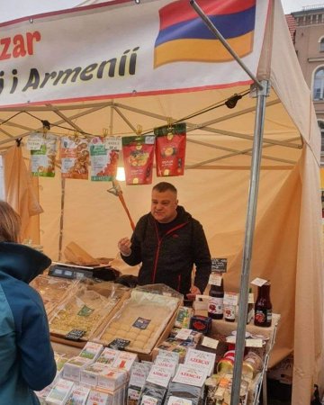 Армяне выставили азербайджанскую продукцию на ярмарке в Кракове - ФОТО