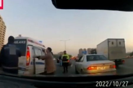 Автомобиль врезался в машину скорой помощи на дороге Баку - Сумгайыт