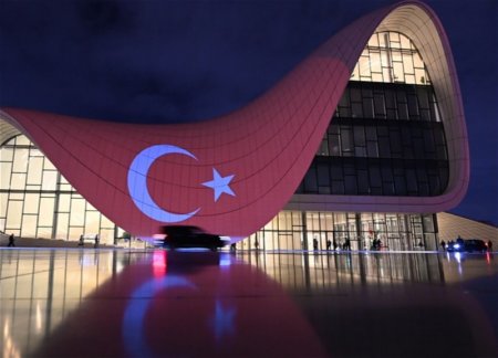 Центр Гейдара Алиева освещен цветами турецкого флага - ФОТО