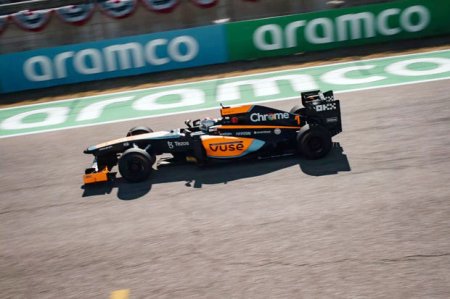 82-летний чемпион Формулы-1 протестировал современный болид - ФОТО