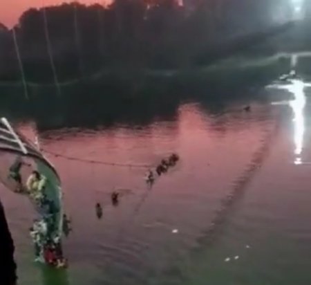 СМИ: число жертв обрушения моста в Индии достигло 91