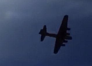 На авиашоу в США столкнулись два бомбардировщика, экипажи погибли На авиашоу в США столкнулись два бомбардировщика, экипажи погибли