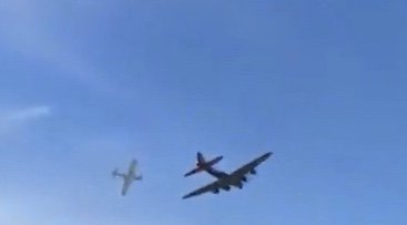 На авиашоу в США столкнулись два бомбардировщика, экипажи погибли На авиашоу в США столкнулись два бомбардировщика, экипажи погибли