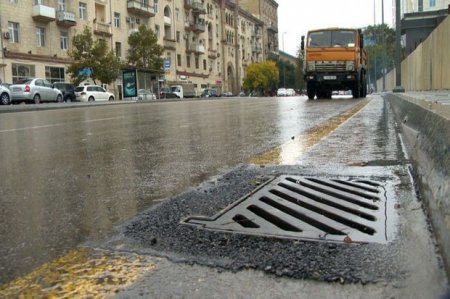 В Баку вынесен приговор мужчине, укравшему ливневые решетки