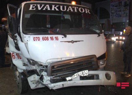 В Баку эвакуатор опрокинул грузовик на пешехода 