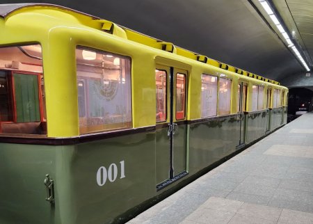 В праздничные дни в бакинском метро выставляются ретро-вагоны - ФОТО