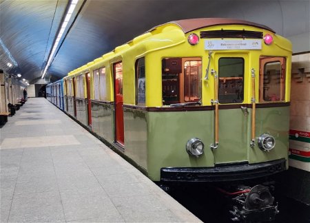 В праздничные дни в бакинском метро выставляются ретро-вагоны - ФОТО