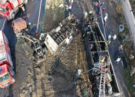 В Турции пассажирский автобус столкнулся с грузовиками: 7 погибших