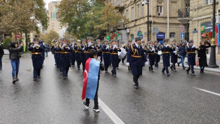 По случаю Дня Победы в Баку стартовало шествие