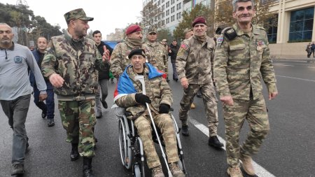 По случаю Дня Победы в Баку стартовало шествие